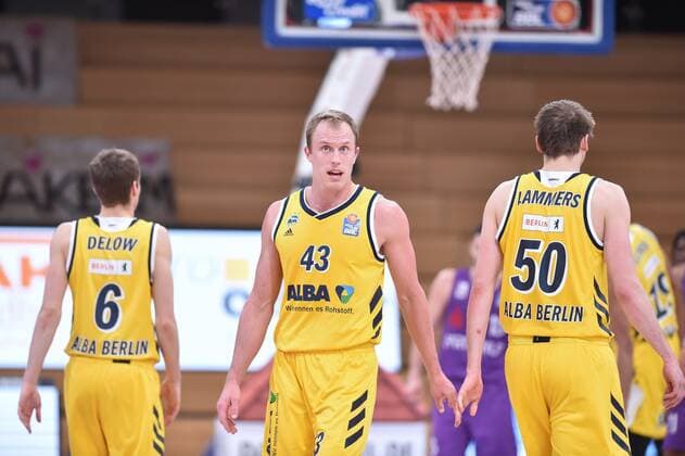 Luke Sikma (Alba Berlin) (M), Malte Delow (L) und Ben Lammers (R) , Basketball, Bundesliga, BBL, BG Goettingen - Alba Berlin 02.02.2021, BG Goettingen - Alba Berlin, Basketball, Bundesliga, GER, BBL, 02.02.2021 Goettingen Copyright: xEibner-Pressefotox-xRolandxSippelx