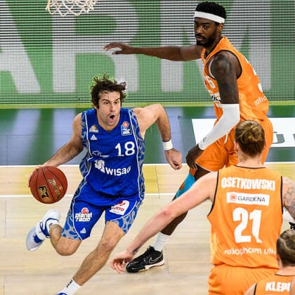 GER, BBL, ratiopharm ulm vs Fraport Skyliners 02.02.2021, ratiopharm arena, Neu-Ulm, GER, BBL, ratiopharm ulm vs Fraport Skyliners, im Bild Joe Rahon (Fraport, 18), Aric Holman (Ulm, 35), Dylan Osetkowski (Ulm, 21)