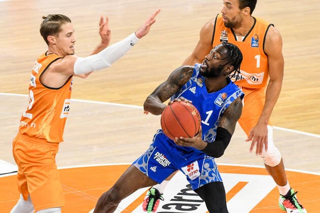 GER, BBL, ratiopharm ulm vs Fraport Skyliners 02.02.2021, ratiopharm arena, Neu-Ulm, GER, BBL, ratiopharm ulm vs Fraport Skyliners, im Bild Thomas Klepeisz (Ulm, 22), Matt Mobley (Fraport, 1)