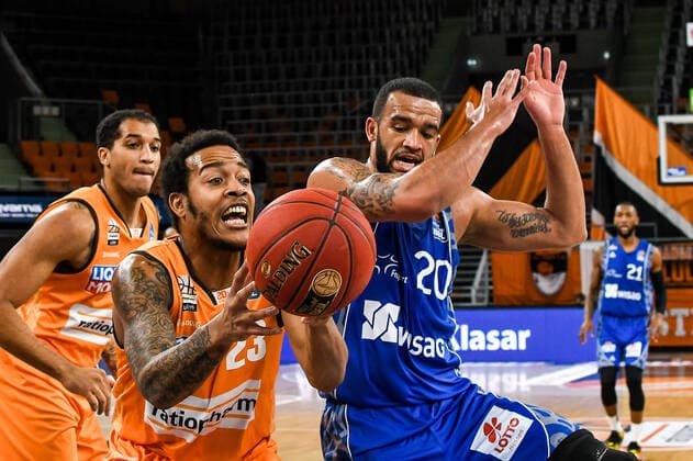 GER, BBL, ratiopharm ulm vs Fraport Skyliners 02.02.2021, ratiopharm arena, Neu-Ulm, GER, BBL, ratiopharm ulm vs Fraport Skyliners, im Bild Troy Caupain (Ulm, 23) holt sich gegen Rasheed Moore (Fraport, 20) den Rebound