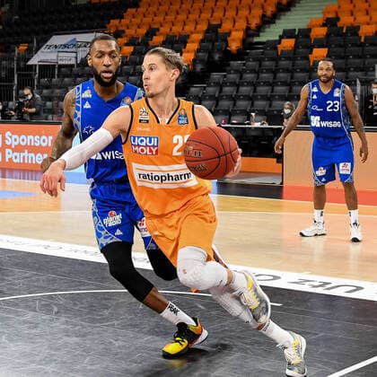 GER, BBL, ratiopharm ulm vs Fraport Skyliners 02.02.2021, ratiopharm arena, Neu-Ulm, GER, BBL, ratiopharm ulm vs Fraport Skyliners, im Bild Kamari Murphy (Fraport, 21) kann Thomas Klepeisz (Ulm, 22) nicht aufhalten