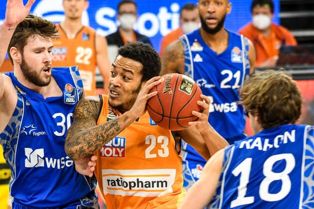 GER, BBL, ratiopharm ulm vs Fraport Skyliners 02.02.2021, ratiopharm arena, Neu-Ulm, GER, BBL, ratiopharm ulm vs Fraport Skyliners, im Bild mit vollem Einsatz setzt sich Troy Caupain (Ulm, 23) gegen Jon Axel Gudmundsson (Fraport, 30) und Joe Rahon (Fraport, 18) durch