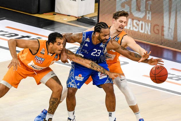 GER, BBL, ratiopharm ulm vs Fraport Skyliners 02.02.2021, ratiopharm arena, Neu-Ulm, GER, BBL, ratiopharm ulm vs Fraport Skyliners, im Bild Isaiah Wilkins (Ulm, 11), Quantez Robertson (Fraport, 23) und Patrick Heckmann (Ulm, 33) strecken sich nach dem Ball