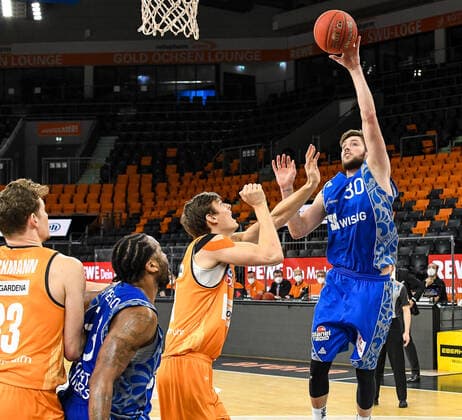 GER, BBL, ratiopharm ulm vs Fraport Skyliners 02.02.2021, ratiopharm arena, Neu-Ulm, GER, BBL, ratiopharm ulm vs Fraport Skyliners, im Bild Patrick Heckmann (Ulm, 33), Quantez Robertson (Fraport, 23) und Christoph Philipps (Ulm, 10) verfolgen den Wurf von Jon Axel Gudmundsson (Fraport, 30)