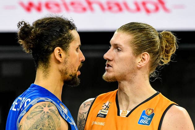 GER, BBL, ratiopharm ulm vs Fraport Skyliners 02.02.2021, ratiopharm arena, Neu-Ulm, GER, BBL, ratiopharm ulm vs Fraport Skyliners, im Bild Michael Kessens (Fraport, 2) und Dylan Osetkowski (Ulm, 21) geraten nach einem Foulspiel aneinander (technisches und unsportliches Foul für Michael Kessens (Fraport, 2)), spielentscheidende Szene des Spiels