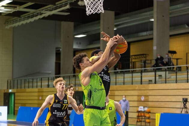 Timo Lanmüller (Tigers Tübingen, 77) Christian Oshita (Ehingen Urspring, 5) Isaiah Crawley (Tigers Tübingen, 53)¨¨¨Tigers Tübingen vs. Ehingen Urspring, 2. Basketball, Bundesliga, Pro A, Barmer 2 Basketball, Spieltag 19, Spielzeit 2020 2021, 03.02.2021, ¨¨ Tigers Tübingen - Ehingen Urspring , Basketball, 2. Bundesliga, Barmer 2 Basketball, Spieltag 19, Spielzeit 2020 2021, 03.02.2021 Rottenburg am Neckar Copyright: xNinaxSander xEibnerxPressefotoxIx EP_NSR