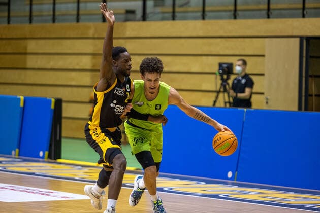 Roland Nyama (Tigers Tübingen, 24) Christian Oshita (Ehingen Urspring, 5)¨¨¨Tigers Tübingen vs. Ehingen Urspring, 2. Basketball, Bundesliga, Pro A, Barmer 2 Basketball, Spieltag 19, Spielzeit 2020 2021, 03.02.2021, ¨¨ Tigers Tübingen - Ehingen Urspring , Basketball, 2. Bundesliga, Barmer 2 Basketball, Spieltag 19, Spielzeit 2020 2021, 03.02.2021 Rottenburg am Neckar Copyright: xNinaxSander xEibnerxPressefotoxIx EP_NSR