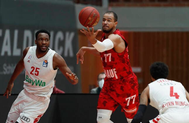 Basketball, BBL 2020 2021, 10. Spieltag, s.Oliver Wuerzburg - FC Bayern Muenchen v. li. JaJuan Johnson (FC Bayern Muenchen), Alex King (s.Oliver Wuerzburg) und D.J. Seeley (FC Bayern Muenchen), 03.02.2021, Basketball, BBL 2020 2021, 10. Spieltag, s.Oliver Wuerzburg - FC Bayern Muenchen, GER, Wuerzburg, s.Oliver Arena, HMB Media Heiko Becker Pool Wuerzburg s.Oliver Arena Bayern GER
