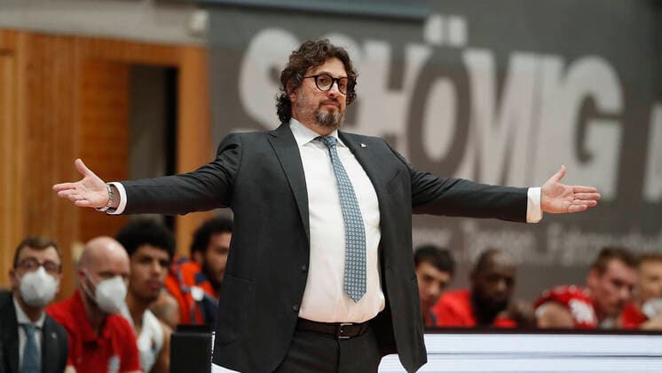 Basketball, BBL 2020 2021, 10. Spieltag, s.Oliver Wuerzburg - FC Bayern Muenchen Head Coach Andrea Trinchieri (FC Bayern Muenchen), 03.02.2021, Basketball, BBL 2020 2021, 10. Spieltag, s.Oliver Wuerzburg - FC Bayern Muenchen, GER, Wuerzburg, s.Oliver Arena, HMB Media Heiko Becker Pool Wuerzburg s.Oliver Arena Bayern GER