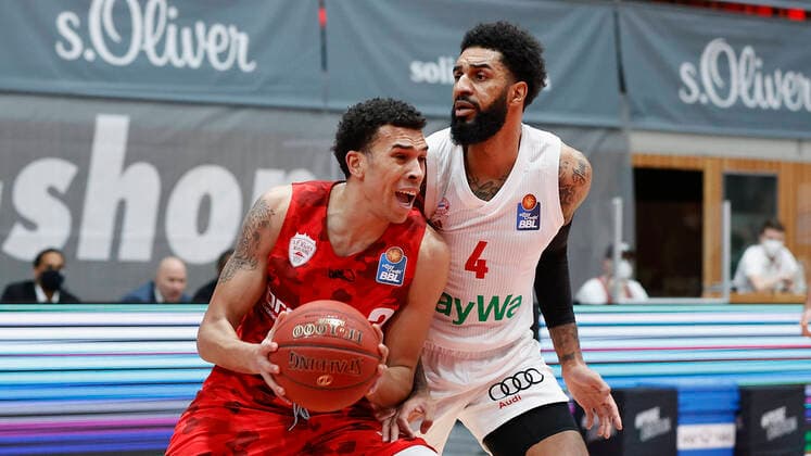 Basketball, BBL 2020 2021, 10. Spieltag, s.Oliver Wuerzburg - FC Bayern Muenchen v. li. Tyson Ward (s.Oliver Wuerzburg) und D.J. Seeley (FC Bayern Muenchen), 03.02.2021, Basketball, BBL 2020 2021, 10. Spieltag, s.Oliver Wuerzburg - FC Bayern Muenchen, GER, Wuerzburg, s.Oliver Arena, HMB Media Heiko Becker Pool Wuerzburg s.Oliver Arena Bayern GER