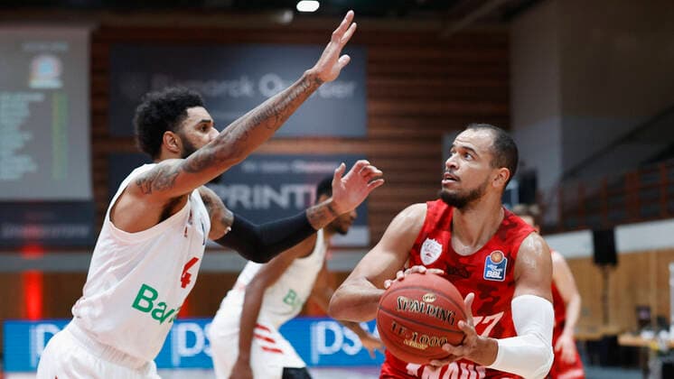 Basketball, BBL 2020 2021, 10. Spieltag, s.Oliver Wuerzburg - FC Bayern Muenchen v. li. D.J. Seeley (FC Bayern Muenchen) und Alex King (s.Oliver Wuerzburg), 03.02.2021, Basketball, BBL 2020 2021, 10. Spieltag, s.Oliver Wuerzburg - FC Bayern Muenchen, GER, Wuerzburg, s.Oliver Arena, HMB Media Heiko Becker Pool Wuerzburg s.Oliver Arena Bayern GER