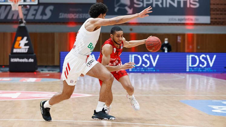 Basketball, BBL 2020 2021, 10. Spieltag, s.Oliver Wuerzburg - FC Bayern Muenchen v. li. Sasha Grant (FC Bayern Muenchen) und Cameron Hunt (s.Oliver Wuerzburg), 03.02.2021, Basketball, BBL 2020 2021, 10. Spieltag, s.Oliver Wuerzburg - FC Bayern Muenchen, GER, Wuerzburg, s.Oliver Arena, HMB Media Heiko Becker Pool Wuerzburg s.Oliver Arena Bayern GER