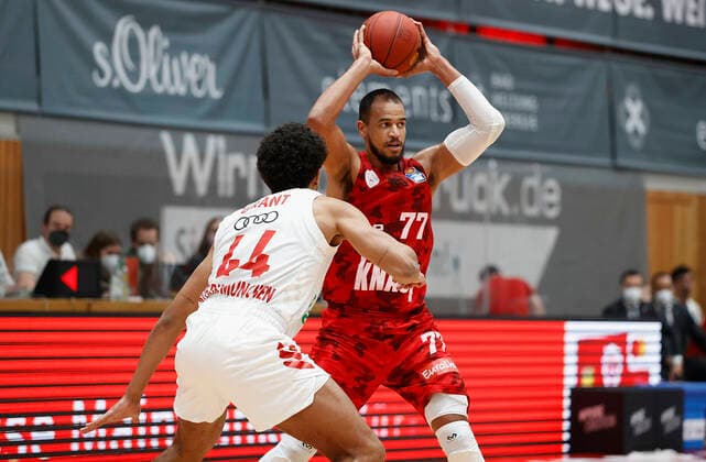 Basketball, BBL 2020 2021, 10. Spieltag, s.Oliver Wuerzburg - FC Bayern Muenchen v. li. Sasha Grant (FC Bayern Muenchen) und Alex King (s.Oliver Wuerzburg), 03.02.2021, Basketball, BBL 2020 2021, 10. Spieltag, s.Oliver Wuerzburg - FC Bayern Muenchen, GER, Wuerzburg, s.Oliver Arena, HMB Media Heiko Becker Pool Wuerzburg s.Oliver Arena Bayern GER