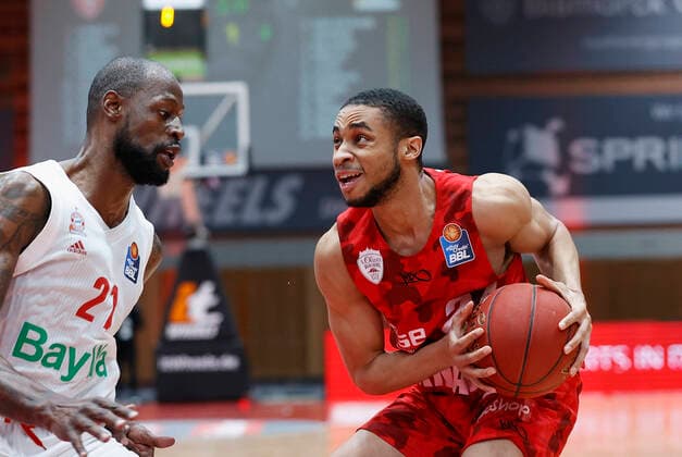 Sport Bilder des Tages Basketball, BBL 2020 2021, 10. Spieltag, s.Oliver Wuerzburg - FC Bayern Muenchen v. li. James Gist (FC Bayern Muenchen) und Cameron Hunt (s.Oliver Wuerzburg), 03.02.2021, Basketball, BBL 2020 2021, 10. Spieltag, s.Oliver Wuerzburg - FC Bayern Muenchen, GER, Wuerzburg, s.Oliver Arena, HMB Media Heiko Becker Pool Wuerzburg s.Oliver Arena Bayern GER