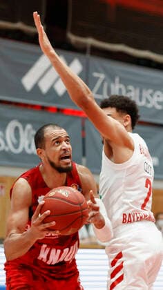 Basketball, BBL 2020 2021, 10. Spieltag, s.Oliver Wuerzburg - FC Bayern Muenchen v. li. Alex King (s.Oliver Wuerzburg) und Wade Baldwin (FC Bayern Muenchen), 03.02.2021, Basketball, BBL 2020 2021, 10. Spieltag, s.Oliver Wuerzburg - FC Bayern Muenchen, GER, Wuerzburg, s.Oliver Arena, HMB Media Heiko Becker Pool Wuerzburg s.Oliver Arena Bayern GER