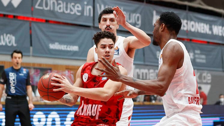 Basketball, BBL 2020 2021, 10. Spieltag, s.Oliver Wuerzburg - FC Bayern Muenchen v. li. Nihad Djedovic (FC Bayern Muenchen), Joshua Obiesie (s.Oliver Wuerzburg) und JaJuan Johnson (FC Bayern Muenchen), 03.02.2021, Basketball, BBL 2020 2021, 10. Spieltag, s.Oliver Wuerzburg - FC Bayern Muenchen, GER, Wuerzburg, s.Oliver Arena, HMB Media Heiko Becker Pool Wuerzburg s.Oliver Arena Bayern GER