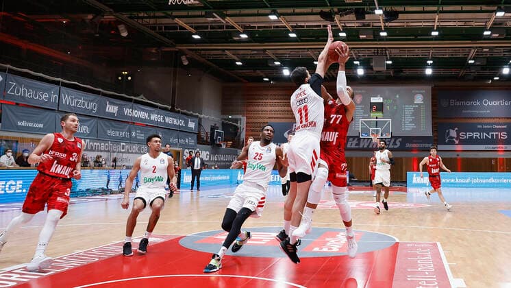 Basketball, BBL 2020 2021, 10. Spieltag, s.Oliver Wuerzburg - FC Bayern Muenchen v. li. Felix Hoffmann (s.Oliver Wuerzburg), Wade Baldwin (FC Bayern Muenchen), JaJuan Johnson (FC Bayern Muenchen), Vladimir Lucic (FC Bayern Muenchen) und Alex King (s.Oliver Wuerzburg), 03.02.2021, Basketball, BBL 2020 2021, 10. Spieltag, s.Oliver Wuerzburg - FC Bayern Muenchen, GER, Wuerzburg, s.Oliver Arena, HMB Media Heiko Becker Pool Wuerzburg s.Oliver Arena Bayern GER