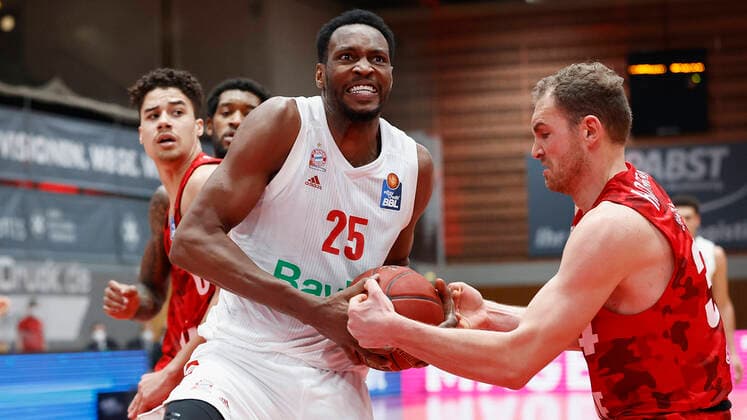 Basketball, BBL 2020 2021, 10. Spieltag, s.Oliver Wuerzburg - FC Bayern Muenchen v. li. Joshua Obiesie (s.Oliver Wuerzburg), JaJuan Johnson (FC Bayern Muenchen) und Felix Hoffmann (s.Oliver Wuerzburg), 03.02.2021, Basketball, BBL 2020 2021, 10. Spieltag, s.Oliver Wuerzburg - FC Bayern Muenchen, GER, Wuerzburg, s.Oliver Arena, HMB Media Heiko Becker Pool Wuerzburg s.Oliver Arena Bayern GER