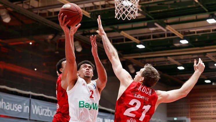 Basketball, BBL 2020 2021, 10. Spieltag, s.Oliver Wuerzburg - FC Bayern Muenchen v. li. Tyson Ward (s.Oliver Wuerzburg), Wade Baldwin (FC Bayern Muenchen) und Florian Koch (s.Oliver Wuerzburg), 03.02.2021, Basketball, BBL 2020 2021, 10. Spieltag, s.Oliver Wuerzburg - FC Bayern Muenchen, GER, Wuerzburg, s.Oliver Arena, HMB Media Heiko Becker Pool Wuerzburg s.Oliver Arena Bayern GER