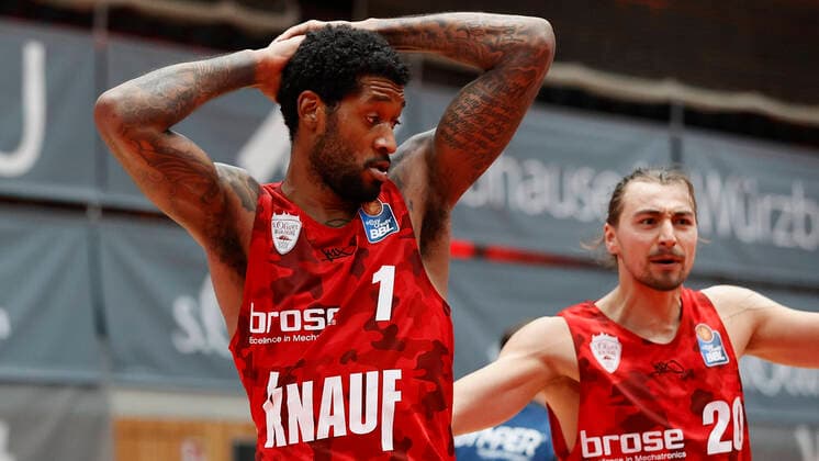 Basketball, BBL 2020 2021, 10. Spieltag, s.Oliver Wuerzburg - FC Bayern Muenchen v. li. Perry Jones III (s.Oliver Wuerzburg) und Julian Albus (s.Oliver Wuerzburg), 03.02.2021, Basketball, BBL 2020 2021, 10. Spieltag, s.Oliver Wuerzburg - FC Bayern Muenchen, GER, Wuerzburg, s.Oliver Arena, HMB Media Heiko Becker Pool Wuerzburg s.Oliver Arena Bayern GER