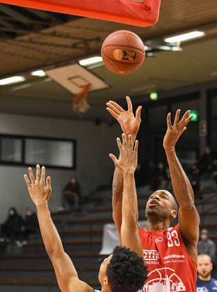 Brandon Thomas Basketball Bundesliga, Basketball Saison 2020 2021, 16. Spieltag, Deutschland, easyCredit BBL, Germany, Giessen 46ers, giessen rot, Herren, Jobstairs GIESSEN 46ers - Hakro Merlins Crailsheim, Männer, Crailsheim hellblau