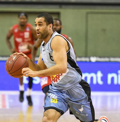 Elias Lasisi Basketball Bundesliga, Basketball Saison 2020 2021, 16. Spieltag, Deutschland, easyCredit BBL, Germany, Giessen 46ers, giessen rot, Herren, Jobstairs GIESSEN 46ers - Hakro Merlins Crailsheim, Männer, Crailsheim hellblau
