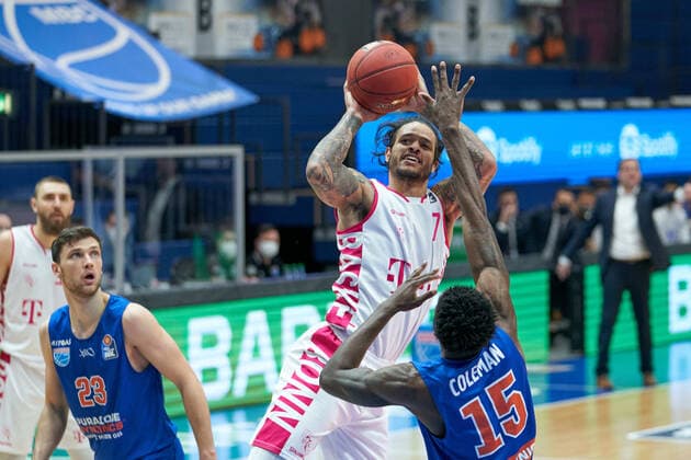 Syntainics MBC - Telekom Baskets Bonn, Basketball, Bundesliga, Maenner, 17. Spieltag, 06.02.2021, v.l.: Michal Michalak (MBC, 23), Chris Babb (Bonn, 7), Shavon Coleman (MBC, 15). Syntainics MBC - Telekom Baskets Bonn, Basketball, Bundesliga, Maenner, 17. Spieltag, 06.02.2021, Weissenfels