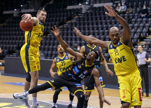 Oldenburg, Niedersachsen, DEU, 07.02.2021, Yorman Polas Bartolo (Mitte, MHP Riesen Ludwigsburg), Nathan Boothe (links, EWE Baskets Oldenburg) und Rickey Paulding (rechts, EWE Baskets Oldenburg), EWE Baskets Oldenburg vs. MHP Riesen Ludwigsburg. 1. Basketball-Bundesliga Saison 2020 2021, 16. Spieltag, Grosse EWE Arena. EWE Baskets Oldenburg vs. s.Oliver Würzburg