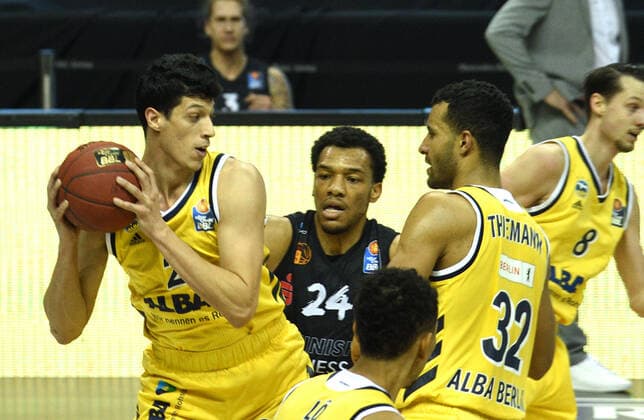 v.l. Simone Fontecchio - Alba, George King - Chemnitz, Johannes Thiemann - Alba, 07.02.2021, BBL, Alba Berlin vs NINERS Chemnitz , in der Mercedes Benz Arena, GER, Berlin, 07.02.2021, BBL, Alba vs NINERS Chemnitz Berlin Copyright: xUwexKoch xEibner-Pressefotox EP_ukh