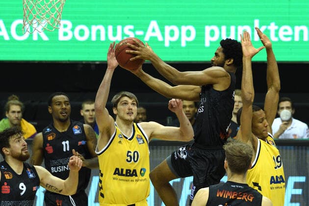 v.l. Ben Lammers - Alba, George King - Chemnitz, 07.02.2021, BBL, Alba Berlin vs NINERS Chemnitz , in der Mercedes Benz Arena, GER, Berlin, 07.02.2021, BBL, Alba vs NINERS Chemnitz Berlin Copyright: xUwexKoch xEibner-Pressefotox EP_ukh