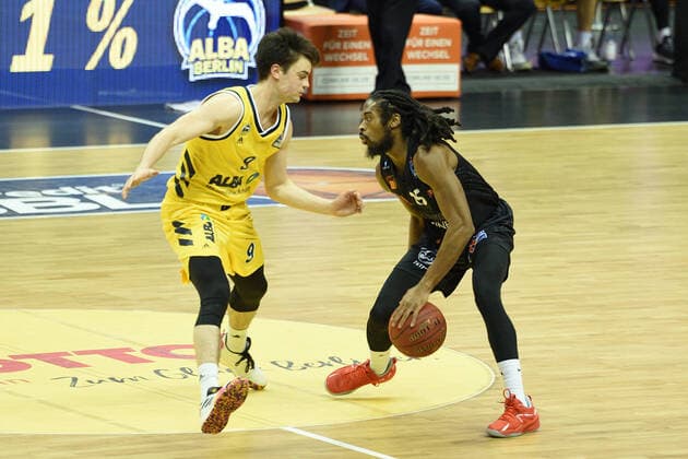 v.l. Jonas Mattisseck - Alba, Marcus Thornton - Chemnitz, 07.02.2021, BBL, Alba Berlin vs NINERS Chemnitz , in der Mercedes Benz Arena, GER, Berlin, 07.02.2021, BBL, Alba vs NINERS Chemnitz Berlin Copyright: xUwexKoch xEibner-Pressefotox EP_ukh