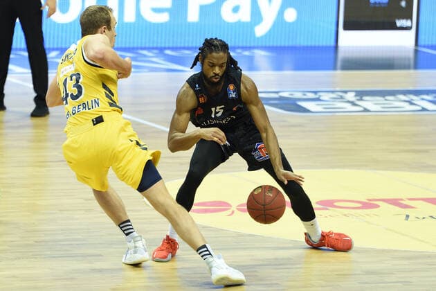 v.l. Luke Sikma - Alba, Marcus Thornton - Chemnitz, 07.02.2021, BBL, Alba Berlin vs NINERS Chemnitz , in der Mercedes Benz Arena, GER, Berlin, 07.02.2021, BBL, Alba vs NINERS Chemnitz Berlin Copyright: xUwexKoch xEibner-Pressefotox EP_ukh