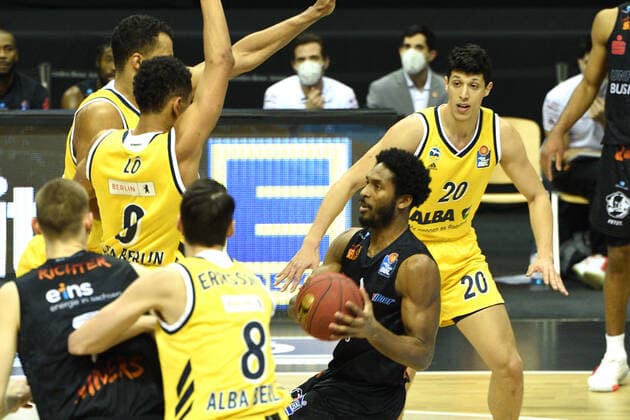 v.l. Maodo Lo - Alba, Marcus Eriksson - Alba, Terrell Harris - Chemnitz, Simone Fontecchio - Alba, 07.02.2021, BBL, Alba Berlin vs NINERS Chemnitz , in der Mercedes Benz Arena, GER, Berlin, 07.02.2021, BBL, Alba vs NINERS Chemnitz Berlin Copyright: xUwexKoch xEibner-Pressefotox EP_ukh