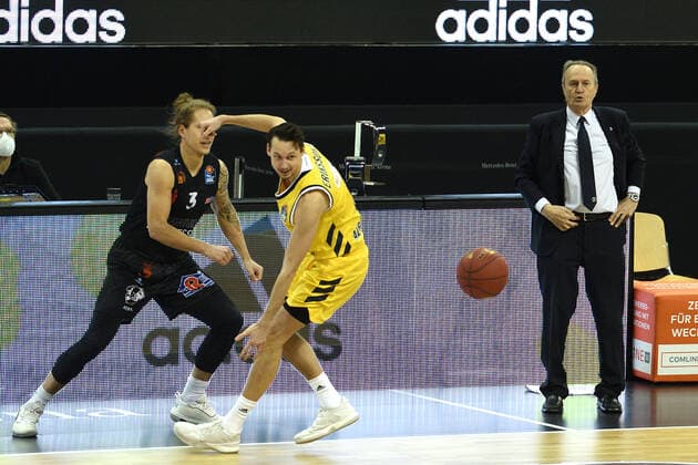 v.l. Malte Ziegenhagen - Chemnitz, Marcus Eriksson - Alba, Aito Garcia Reneses - Alba, 07.02.2021, BBL, Alba Berlin vs NINERS Chemnitz , in der Mercedes Benz Arena, GER, Berlin, 07.02.2021, BBL, Alba vs NINERS Chemnitz Berlin Copyright: xUwexKoch xEibner-Pressefotox EP_ukh