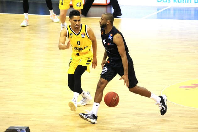 DEU, GER,1. BBL Alba Berlin vs Chemnitz, 07.02.2021, Mercedes-Benz-Arena, Berlin, DEU, GER,1. BBL Alba Berlin vs Chemnitz, im Bild. Maodo Lo (ALBA Berlin 0), Virgil Matthews (Chemnitz 4)