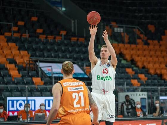 Leon Radosevic (FC Bayern, 43), Dylan Osetkowski (Ratiopharm Ulm 21), ratiopharm Ulm vs. FC Bayern Basketball, Basketball, Bundesliga, easycredit, 17. Spieltag, Saison 2020 2021, 09.02.2021, ratiopharm Ulm vs. FC Bayern Basketball, Basketball, Bundesliga, easycredit, 17. Spieltag, Saison 2020 2021, 09.02.2021 Neu-Ulm Copyright: xEIBNER SaschaxWaltherx EP_EER