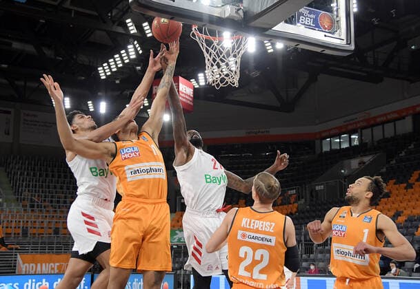 09.02.2021, xemx, Basketball BBL, rathiopharm Ulm - Bayern Muenchen emspor, v.l. Wade Baldwin (FC Bayern Basketball), Isaiah Wilkins (ratiopharm Ulm), James Gist (FC Bayern Basketball), Thomas Klepeisz (ratiopharm Ulm), Demitrius Conger (ratiopharm Ulm) Zweikampf, Duell, Kampf, tackle Ulm