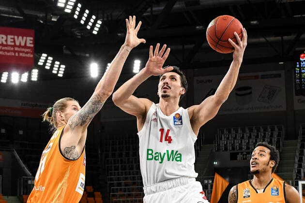 GER, BBL, ratiopharm ulm vs FC Bayern München Muenchen 09.02.2021, ratiopharm arena, Neu-Ulm, GER, BBL, ratiopharm ulm vs FC Bayern München Muenchen, im Bild Dylan Osetkowski (Ulm, 21), Nihad Djedovic (Bayern, 14)