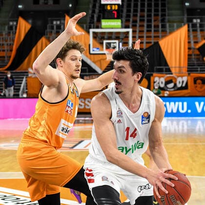 GER, BBL, ratiopharm ulm vs FC Bayern München Muenchen 09.02.2021, ratiopharm arena, Neu-Ulm, GER, BBL, ratiopharm ulm vs FC Bayern München Muenchen, im Bild Patrick Heckmann (Ulm, 33), Nihad Djedovic (Bayern, 14)