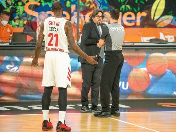 Review und Entscheidung auf Unsportliches Faul, Andrea Trinchieri, Headcoach (FC Bayern), ratiopharm Ulm vs. FC Bayern Basketball, Basketball, Bundesliga, easycredit, 17. Spieltag, Saison 2020 2021, 09.02.2021, ratiopharm Ulm vs. FC Bayern Basketball, Basketball, Bundesliga, easycredit, 17. Spieltag, Saison 2020 2021, 09.02.2021 Neu-Ulm Copyright: xEIBNER SaschaxWaltherx EP_EER