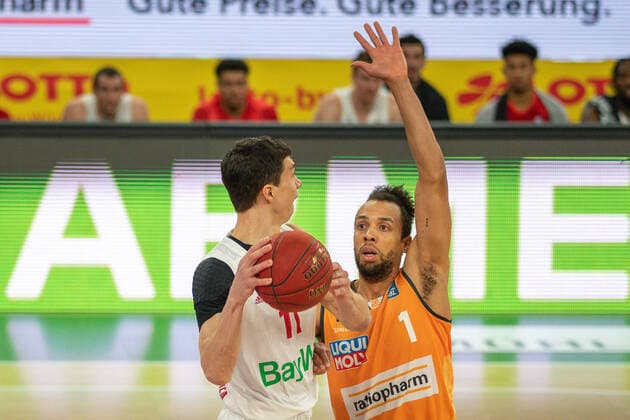 Vladimir Lucic (FC Bayern, 11), Demitrius Conger (Ratiopharm Ulm 01), ratiopharm Ulm vs. FC Bayern Basketball, Basketball, Bundesliga, easycredit, 17. Spieltag, Saison 2020 2021, 09.02.2021, ratiopharm Ulm vs. FC Bayern Basketball, Basketball, Bundesliga, easycredit, 17. Spieltag, Saison 2020 2021, 09.02.2021 Neu-Ulm Copyright: xEIBNER SaschaxWaltherx EP_EER
