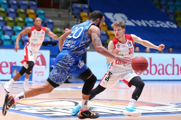 Basketball Bundesliga,Fraport Skyliners - Brose Bamberg,2021.02.09,GER, im Moore Rasheed,(Fraport Skyliners, 20),Hundt Bennet,(Brose Bamberg, 33), ,Eibner-Pressefoto Uli Scherbaum Fraport Skyliners - Brose Bamberg Frankfurt Copyright: xEibner-Pressefoto UlrichxScherbaumx EP_usm