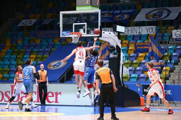 Kravish David,(Brose Bamberg, 45), Basketball Bundesliga,Fraport Skyliners - Brose Bamberg,2021.02.09,GER, im Kravish David,(Brose Bamberg, 45), Robertson Quantez,(Fraport Skyliners, 23), ,Eibner-Pressefoto Uli Scherbaum Fraport Skyliners - Brose Bamberg Frankfurt Copyright: xEibner-Pressefoto UlrichxScherbaumx EP_usm
