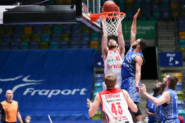 Basketball Bundesliga,Fraport Skyliners - Brose Bamberg,2021.02.09,GER, im Kravish David,(Brose Bamberg, 45), Moore Rasheed,(Fraport Skyliners, 20), ,Eibner-Pressefoto Uli Scherbaum Fraport Skyliners - Brose Bamberg Frankfurt Copyright: xEibner-Pressefoto UlrichxScherbaumx EP_usm