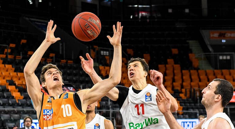 GER, BBL, ratiopharm ulm vs FC Bayern München Muenchen 09.02.2021, ratiopharm arena, Neu-Ulm, GER, BBL, ratiopharm ulm vs FC Bayern München Muenchen, im Bild Christoph Philipps (Ulm, 10) und Vladimir Lucic (Bayern, 11) beim Kampf um den Rebound, Paul Zipser (Bayern, 16)