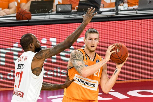 GER, BBL, ratiopharm ulm vs FC Bayern München Muenchen 09.02.2021, ratiopharm arena, Neu-Ulm, GER, BBL, ratiopharm ulm vs FC Bayern München Muenchen, im Bild James Gist (Bayern, 21), Dylan Osetkowski (Ulm, 21)