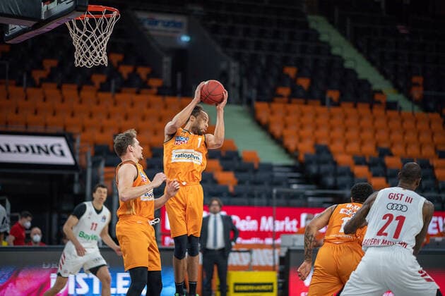 Per Guenther (Ratiopharm Ulm 06), Demitrius Conger (Ratiopharm Ulm 01), ratiopharm Ulm vs. FC Bayern Basketball, Basketball, Bundesliga, easycredit, 17. Spieltag, Saison 2020 2021, 09.02.2021, ratiopharm Ulm vs. FC Bayern Basketball, Basketball, Bundesliga, easycredit, 17. Spieltag, Saison 2020 2021, 09.02.2021 Neu-Ulm Copyright: xEIBNER SaschaxWaltherx EP_EER
