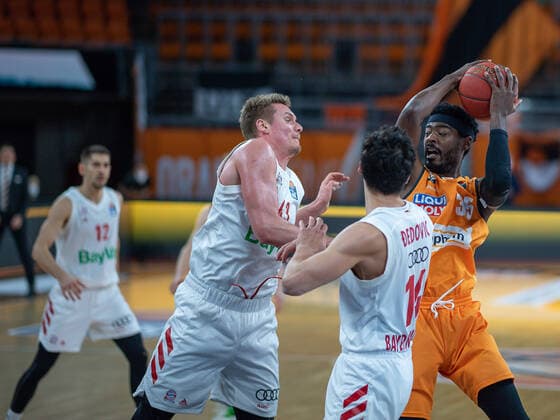 Nihad Djedovic (FC Bayern, 14), Aric Holman (Ratiopharm Ulm 35), Leon Radosevic (FC Bayern, 43), ratiopharm Ulm vs. FC Bayern Basketball, Basketball, Bundesliga, easycredit, 17. Spieltag, Saison 2020 2021, 09.02.2021, ratiopharm Ulm vs. FC Bayern Basketball, Basketball, Bundesliga, easycredit, 17. Spieltag, Saison 2020 2021, 09.02.2021 Neu-Ulm Copyright: xEIBNER SaschaxWaltherx EP_EER