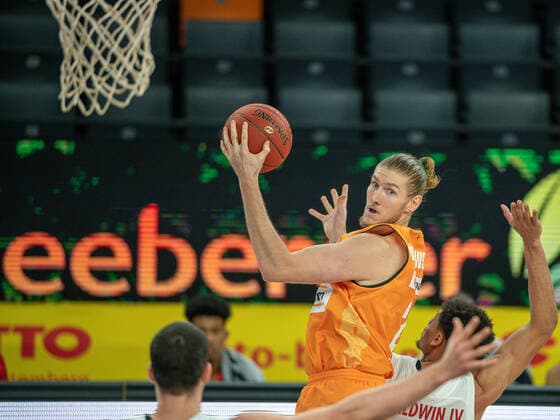 Dylan Osetkowski (Ratiopharm Ulm 21), Wade Baldwin (FC Bayern, 02), ratiopharm Ulm vs. FC Bayern Basketball, Basketball, Bundesliga, easycredit, 17. Spieltag, Saison 2020 2021, 09.02.2021, ratiopharm Ulm vs. FC Bayern Basketball, Basketball, Bundesliga, easycredit, 17. Spieltag, Saison 2020 2021, 09.02.2021 Neu-Ulm Copyright: xEIBNER SaschaxWaltherx EP_EER