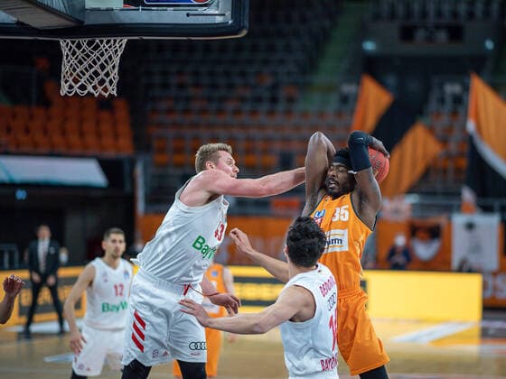 Nihad Djedovic (FC Bayern, 14), Aric Holman (Ratiopharm Ulm 35), Leon Radosevic (FC Bayern, 43), ratiopharm Ulm vs. FC Bayern Basketball, Basketball, Bundesliga, easycredit, 17. Spieltag, Saison 2020 2021, 09.02.2021, ratiopharm Ulm vs. FC Bayern Basketball, Basketball, Bundesliga, easycredit, 17. Spieltag, Saison 2020 2021, 09.02.2021 Neu-Ulm Copyright: xEIBNER SaschaxWaltherx EP_EER